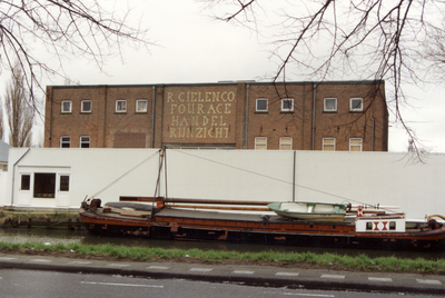 832756 Gezicht op het pand Rotsoord 13 te Utrecht, vanaf de Jutfaseweg, met op de voorgrond een schip in de Vaartsche ...